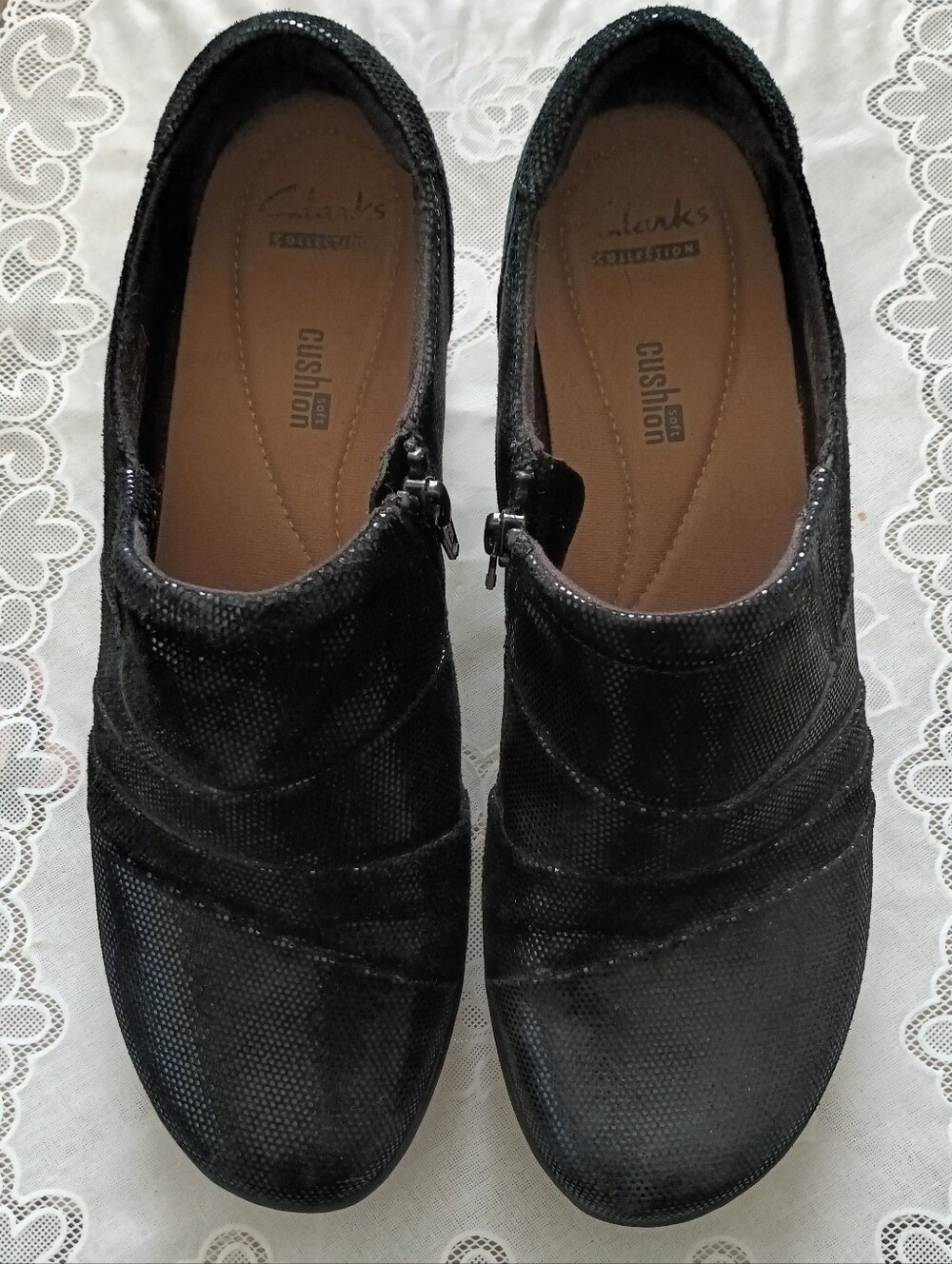 Clarks Black Shiny Texture Soft Cushion Slip On (9.5)